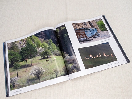 Открытый разворот фотокниги в виде журнала с тонкими страницами из мелованной бумаги и фотоколлажем на светлом фоне