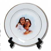 Фото на тарелке керамической с  бронзовым ободком