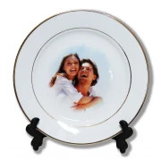 Фото на тарелке керамической с  бронзовым ободком